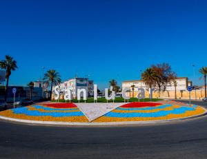 un grande cerchio di fiori in mezzo a una strada di Casa SOL y MAR junto a la PLAYA a Sanlúcar de Barrameda