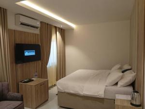 TV i/ili multimedijalni sistem u objektu Calico Hotel and Suites, Abuja