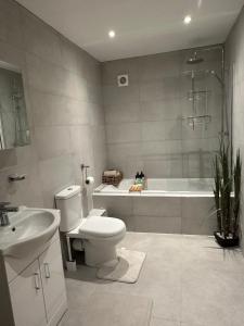 O baie la PRIVATE LUXURY Barn Stay with Hot Tub and OUTDOOR ENTERTAINMENT, YORKSHIRE DALES SLEEPS 10! +56 fotografii