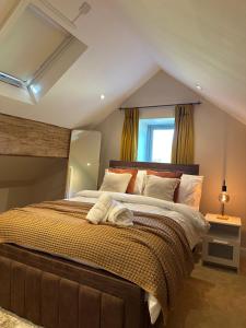 Un pat sau paturi într-o cameră la PRIVATE LUXURY Barn Stay with Hot Tub and OUTDOOR ENTERTAINMENT, YORKSHIRE DALES SLEEPS 10!