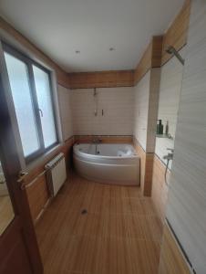 Ένα μπάνιο στο Olympic Guest House with Free Parking