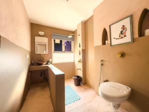 Ванная комната в VILLA M - SOLITUDE 1 CANDOLIM GOA 3BHK, Pool Facing, Near Beach, Free Breakfast, Free WIFI and Prime Location
