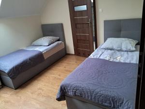 Noclegi Pod Dębem, Pulandia Brzózki客房内的一张或多张床位