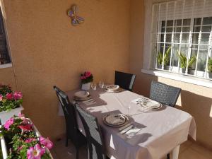 Reštaurácia alebo iné gastronomické zariadenie v ubytovaní La Zenia Holiday Home