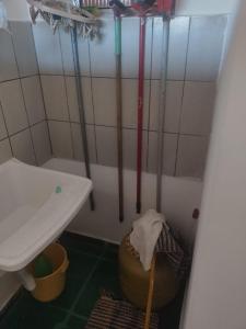 a bathroom with a bunch of baseball bats in a wall at Apartamento em Ubatuba Arejado Próximo a Praia in Ubatuba