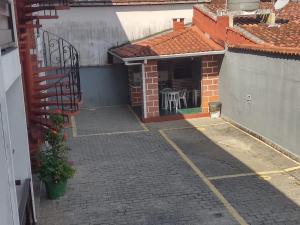 a small courtyard with a table in a building at Apartamento em Ubatuba Arejado Próximo a Praia in Ubatuba