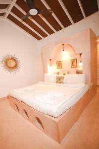 Кровать или кровати в номере VILLA M - SOLITUDE 1 CANDOLIM GOA 3BHK, Pool Facing, Near Beach, Free Breakfast, Free WIFI and Prime Location