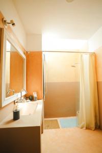 Кровать или кровати в номере VILLA M - SOLITUDE 1 CANDOLIM GOA 3BHK, Pool Facing, Near Beach, Free Breakfast, Free WIFI and Prime Location