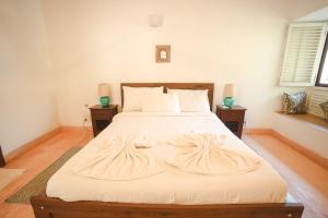 Кровать или кровати в номере VILLA M - SOLITUDE 1 CANDOLIM GOA 3BHK, Pool Facing, Near Beach, Free Breakfast, Free WIFI and Prime Location