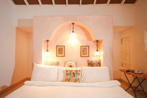 Кровать или кровати в номере VILLA M - SOLITUDE 1 CANDOLIM GOA 3BHK, Pool Facing, Near Beach, Free Breakfast, Free WIFI and Prime Location