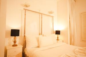 Кровать или кровати в номере VILLA M - SOLITUDE 1 CANDOLIM GOA 3BHK, Pool Facing, Near Beach, Free Breakfast, Free WIFI and Prime Location