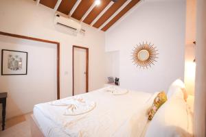 Кровать или кровати в номере VILLA M - SOLITUDE 1 CANDOLIM GOA 3BHK, Pool Facing, Near Beach, Free Breakfast, Free WIFI and Prime Location