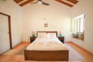 Кровать или кровати в номере VILLA M - SOLITUDE 1 CANDOLIM GOA 3BHK, Pool Facing, Near Beach, Free Breakfast, Free WIFI and Prime Location