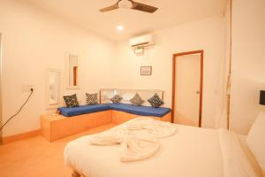 Кровать или кровати в номере VILLA M - SOLITUDE 1 CANDOLIM GOA 3BHK, Pool Facing, Near Beach, Free Breakfast, Free WIFI and Prime Location