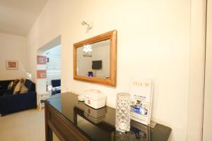 Телевизор и/или развлекательный центр в VILLA M - SOLITUDE 1 CANDOLIM GOA 3BHK, Pool Facing, Near Beach, Free Breakfast, Free WIFI and Prime Location