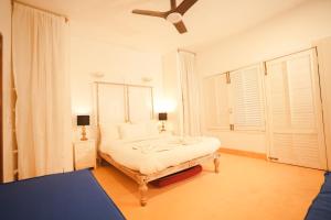 Кровать или кровати в номере VILLA M - SOLITUDE 1 CANDOLIM GOA 3BHK, Pool Facing, Near Beach, Free Breakfast, Free WIFI and Prime Location
