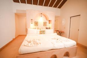 Кровать или кровати в номере VILLA M - SOLITUDE 1 CANDOLIM GOA 3BHK, Pool Facing, Near Beach, Free Breakfast, Free WIFI and Prime Location