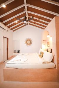 Кровать или кровати в номере VILLA M - SOLITUDE 1 CANDOLIM GOA 3BHK, Pool Facing, Near Beach, Free Breakfast, Free WIFI and Prime Location