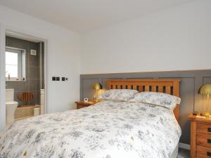 una camera da letto con un letto e un bagno di Jays Nest a Launceston