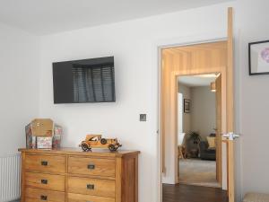 una stanza con un comò in legno con un'auto giocattolo sopra di Jays Nest a Launceston