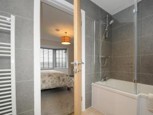 bagno con cabina doccia e vasca. di Jays Nest a Launceston Altre 19 foto