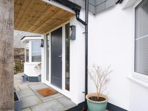 un portico con tetto in legno e pianta in vaso di Jays Nest a Launceston