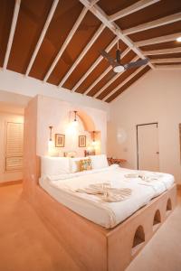 Кровать или кровати в номере VILLA M - SOLITUDE 1 CANDOLIM GOA 3BHK, Pool Facing, Near Beach, Free Breakfast, Free WIFI and Prime Location +37 фотографий