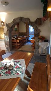 Habitación con mesa y chimenea de piedra. en Willa u Kośle Zakopane, en Zakopane