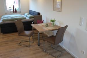 a room with a table and chairs and a bed at Ferienwohnung Walgernheide in Warendorf