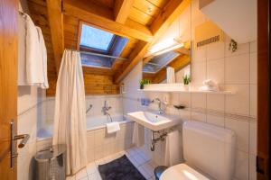 A bathroom at Hotel AMBiANCE