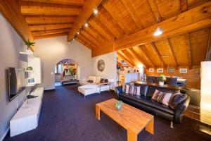A television and/or entertainment centre at Hotel AMBiANCE