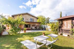 バーニョ・ア・リーポリにあるCountry house on the Florence hillsの椅子2脚付きの庭と家