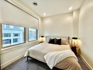 une chambre avec un lit et une grande fenêtre dans l'établissement Condo B - Gallery Suite - Downtown Marion, à Warren