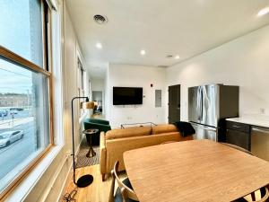 un salon avec un canapé et une table dans l'établissement Condo B - Gallery Suite - Downtown Marion, à Warren