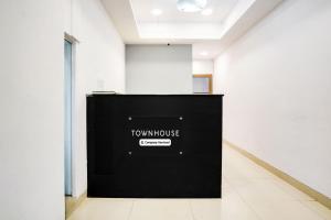 a black door with the townhouse written on it in a room at Super Townhouse Marol Near Mumbai Airport in Mumbai