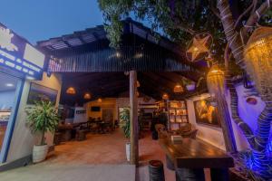 un ristorante con patio, tavolo e albero di B3 Khmer Relax Home a Siem Reap