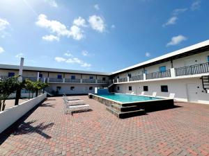 Hồ bơi trong/gần Bon Bini Suites