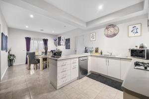 Η κουζίνα ή μικρή κουζίνα στο Stylish Home 4mins drive to Sovereign Hill & Lake Wendouree with Free Parking