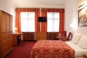 una camera d'albergo con un letto e una scrivania di Unitas Residence a Praga