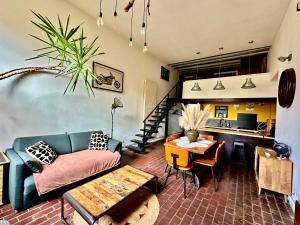 una sala de estar con un sofá y una mesa en Le Loft Rouen Centre, en Rouen