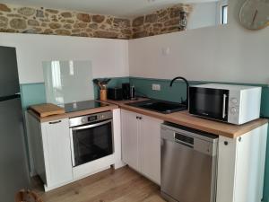 Η κουζίνα ή μικρή κουζίνα στο Gîte familial 8 couchages proche PuyduFou +6 φωτογραφίες