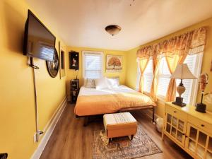 Postel nebo postele na pokoji v ubytování Room in Guest room - Yellow Rm Dover- Del State, Bayhealth- Dov Base