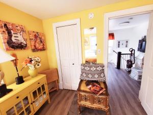 Posezení v ubytování Room in Guest room - Yellow Rm Dover- Del State, Bayhealth- Dov Base