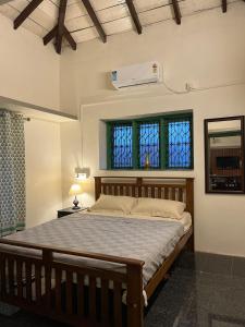 AnkolaにあるVilla Aayra - Premium cozy stay - 2BHK AC Villaのベッドと窓のある寝室 +43枚の写真