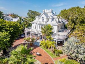 Κήπος έξω από το Classic Queen - Curry Mansion with Heated Pool