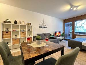 Χώρος καθιστικού στο RelaxApartments BLACK FOREST EMOTION mit Sonnenbalkon mit Blick auf den Kurpark, schnelles Internet, Nähe Triberger Wasserfälle, für bis zu 2 Personen