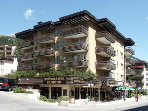 un gran edificio de apartamentos en el lateral de una calle en Davos Swiss Alps, en Davos