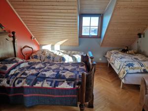 Postel nebo postele na pokoji v ubytování Stuga i Småland