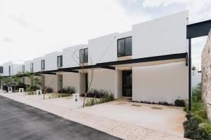 an external view of a white building at Itinerante Urbano Amelia Townhouse en colonia Chuburna in Mérida