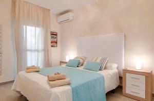 Postel nebo postele na pokoji v ubytování BENALBEACH Ocean Front Apartment 1BDR NEW! + 25 fotografií